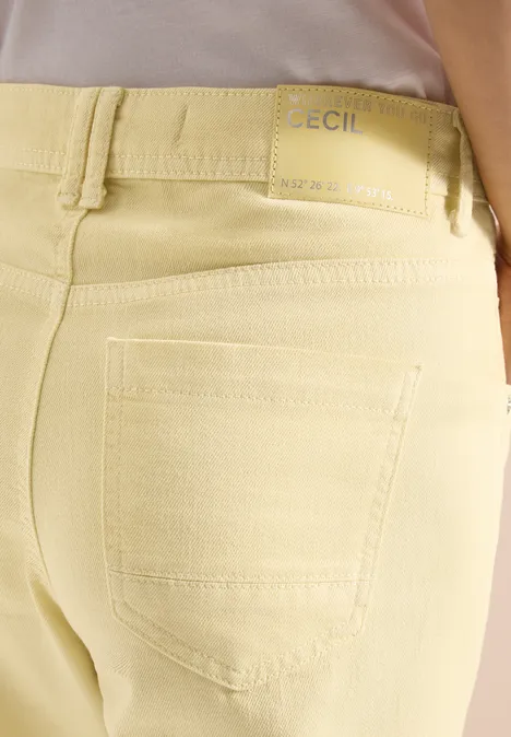 Helle, gelbe Jeans mit Gesäßtasche und CECIL-Label am Bund.