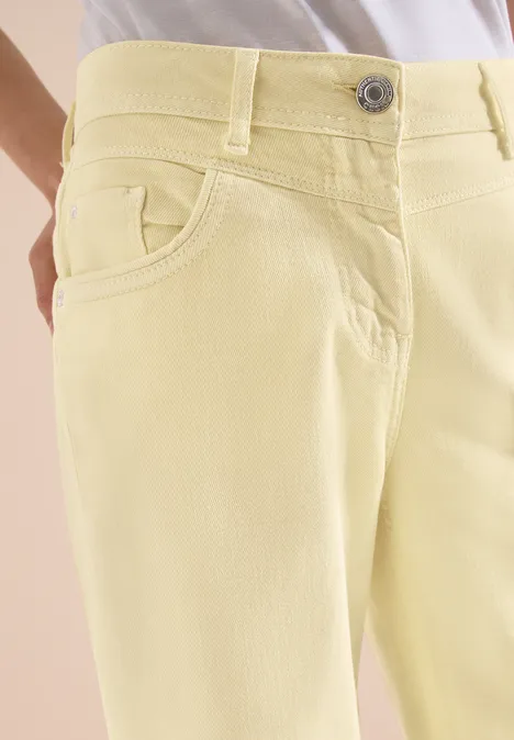 Gelbe Damenhose aus Baumwolle mit Knopfverschluss und Gesäßtaschen