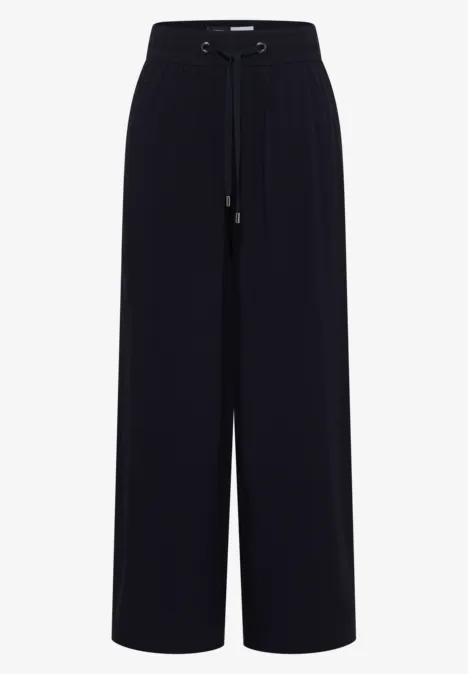 Schwarze, locker geschnittene, weite Hose mit hohem Bund.