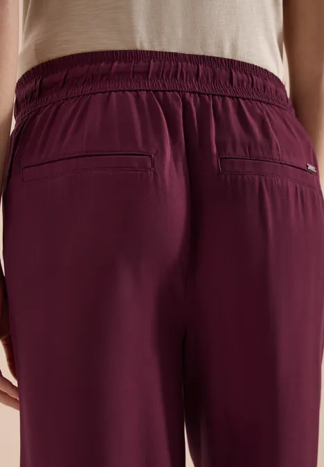 Damenhose in dunklem Violett mit elastischem Bund und zwei Gesäßtaschen