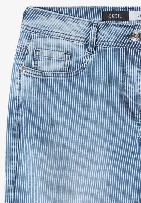 Jeans in Hellblau mit weißen Streifen, Gürtelschlaufen und sichtbarem CECIL-Label am Bund.