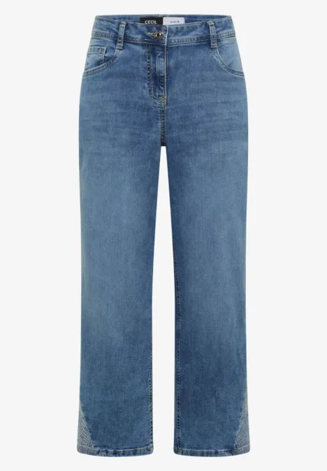 Blaue Jeans in geradem, weitem Schnitt mit klassischen Taschen.