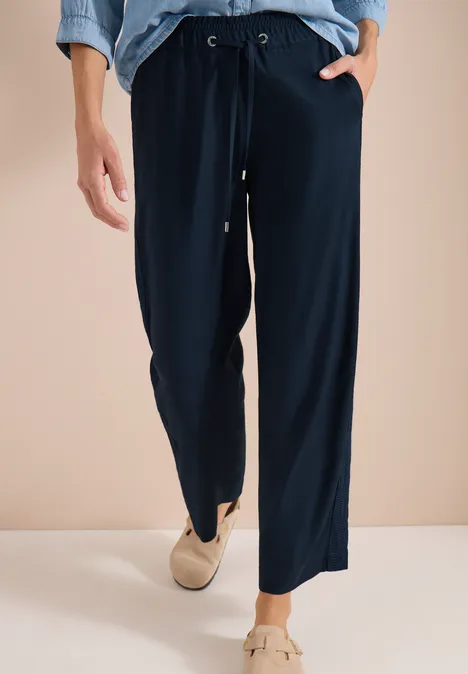 Navyblaue, locker sitzende Damenhose mit weitem Bein und Tunnelzugbund.