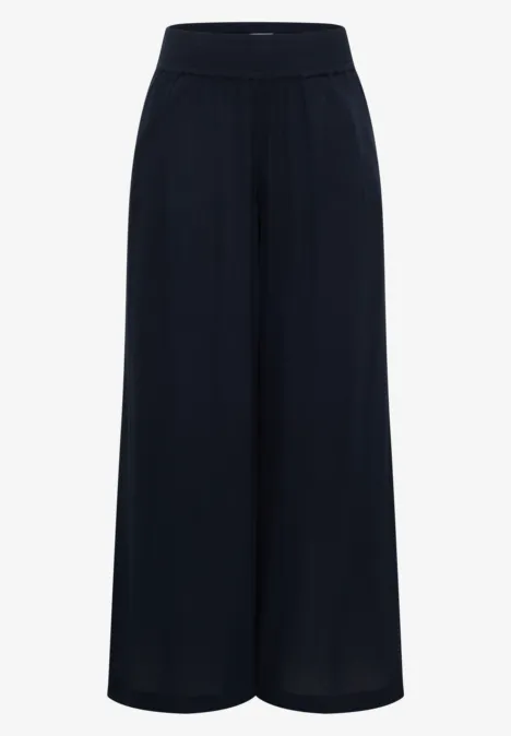 Schwarze, weite Hose aus fließendem Stoff