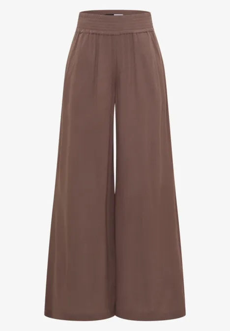 Braune Hose mit weitem Bein, elastischem Bund und fließendem, weichem Stoff.