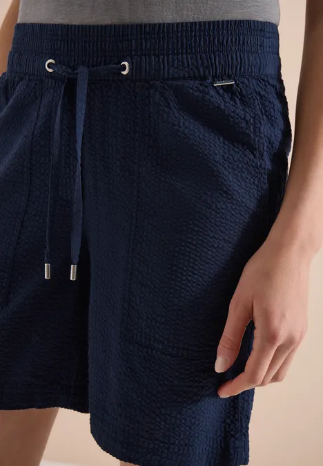 Dunkelblaue, strukturierte Herrenshorts mit elastischem Bund und Kordelzug.