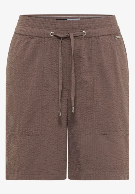 Braune, strukturierte Freizeit-Shorts mit hohem Bund, Kordelzug und aufgesetzten Taschen.