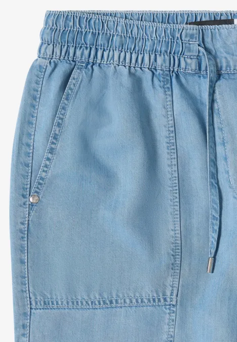 Lichtblauwe denim jogger met elastische taille, trekkoord en opgestikte zakken.