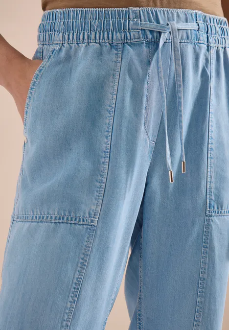 Lichtblauwe denim joggerbroek met elastische taille, trekkoord en zijzakken.