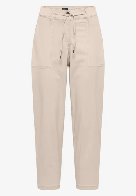 Beige Paperbag-Hose mit hohem Bund, weitem Bein und Tunnelzuggürtel.