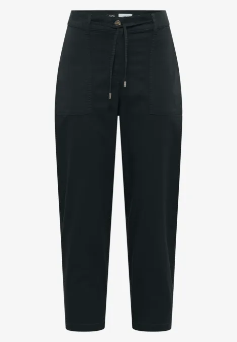 Schwarze, gerade geschnittene Hose mit hohem Bund, Tunnelzug und aufgesetzten Taschen