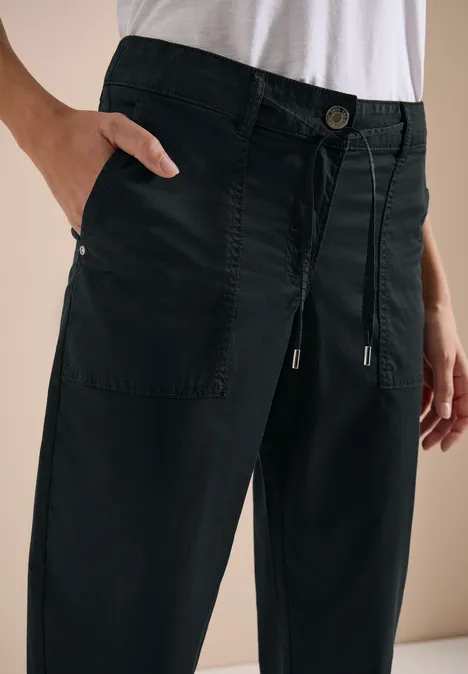 Schwarze, lässige Hose mit elastischem Bund, Tunnelzug und großen Taschen.