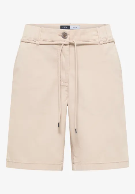 Helle beige Bermudashorts mit Tunnelzugbund, Gürtelschlaufen und seitlichen Eingrifftaschen.