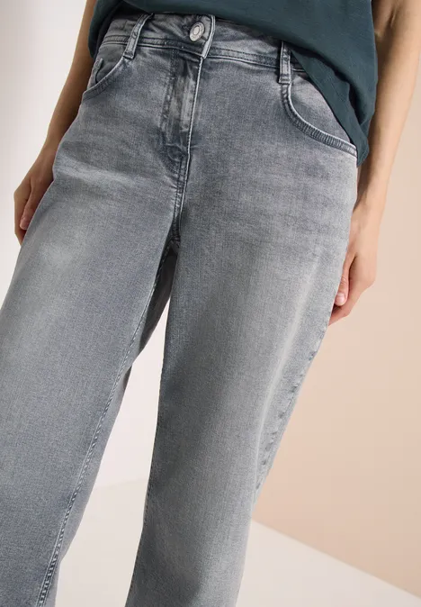 Graue Straight-Leg-Jeans mit hohem Bund, kombiniert mit dunklem Top.