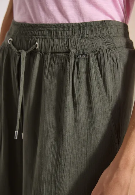 Losse, oliemgroene broek met elastische taille en aantrekkoord van licht crinkle-stof.