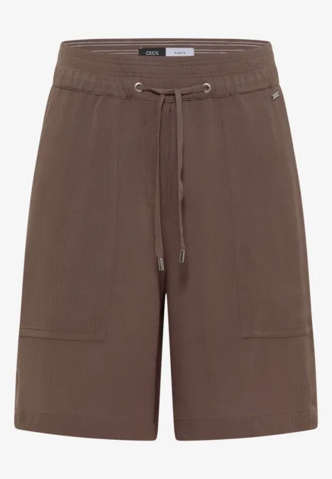 Bruine cargo- short s met opgestikte zakken en een taillekoord.