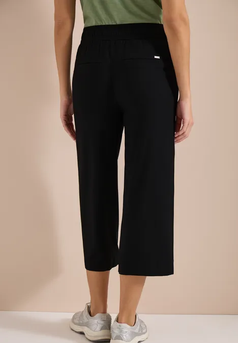 Zwarte, wijde 7/8-broek met elastische taille, comfortabele casual stijl.