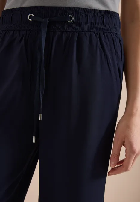 Vorderansicht einer dunkelblauen Jogginghose mit elastischem Bund, Kordelzug und seitlichen Eingrifftaschen.