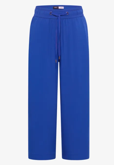 Wijde blauwe damesbroek met hoge taille en koordsluiting.