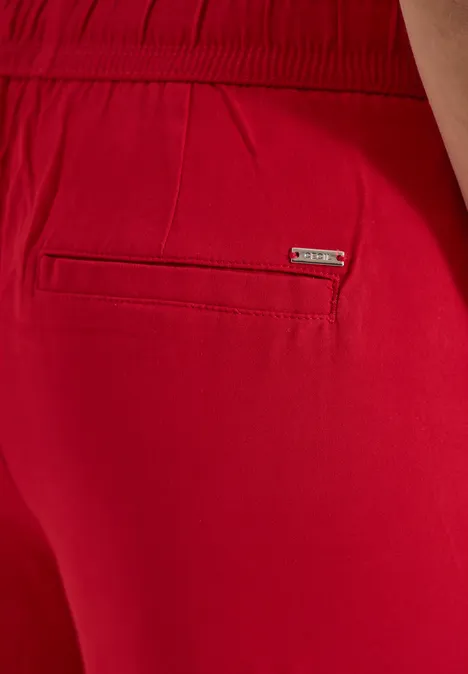 Achterzijde van rode short met achterzak en merklabel