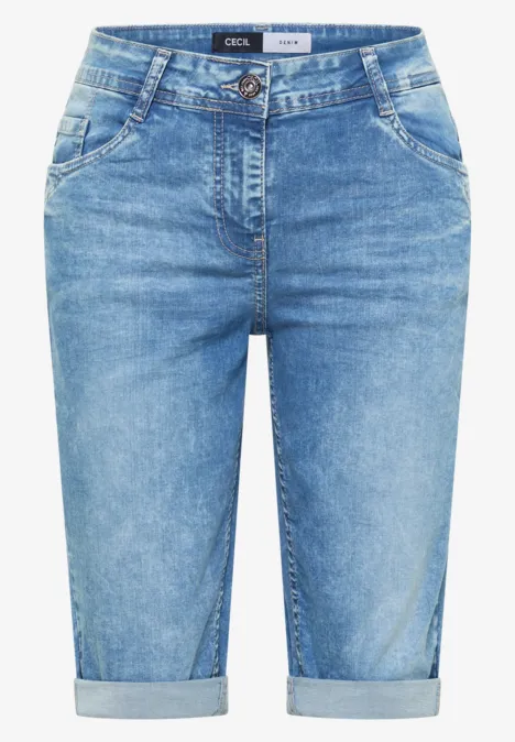 Lichtblauwe denim bermuda met opgerolde pijpen en 5-pocket design.