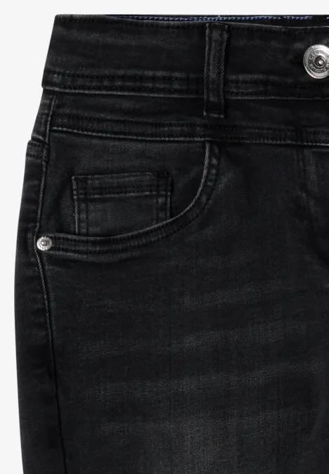 Schwarze Jeans-Nahaufnahme mit Fronttasche, Gürtelschlaufen und silbernem Knopf.