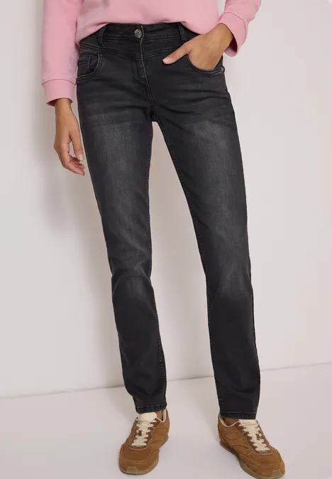 Dunkelgraue Straight-Leg-Jeans mit hoher Taille, kombiniert mit rosa Sweatshirt und braunen Sneakern.