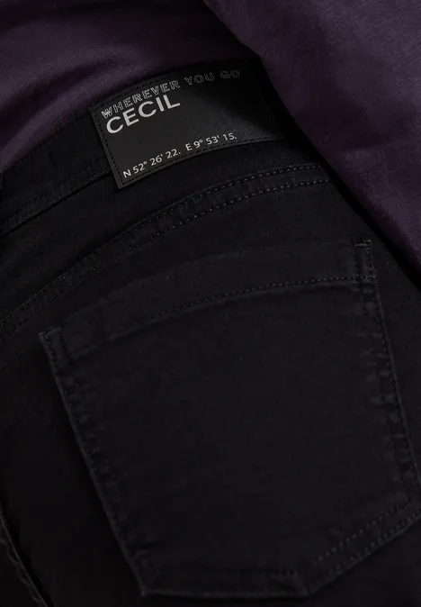 Jean noir CECIL avec étiquette à l’intérieur de la ceinture sur fond violet foncé.