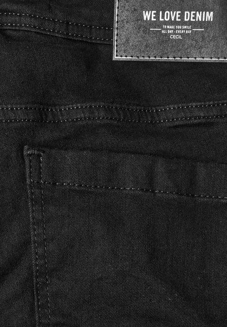 High Waist Bootcut Jeans im Slim Fit Black Schwarze Denim-Jeans nah aufgenommen, sichtbare Nähte und aufgenähtes Label "WE LOVE DENIM"