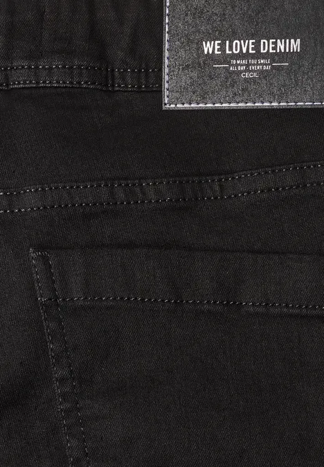 High Waist Wide Leg Jeans im Slim Fit Black Nahaufnahme einer schwarzen Denim-Jeans mit Etikett 'WE LOVE DENIM' und sichtbaren Nähten