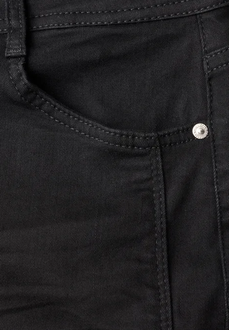 High Waist Wide Leg Jeans im Loose Fit Black Nahaufnahme einer schwarzen Jeans mit sichtbarer Tasche, Naht und Metallniete.