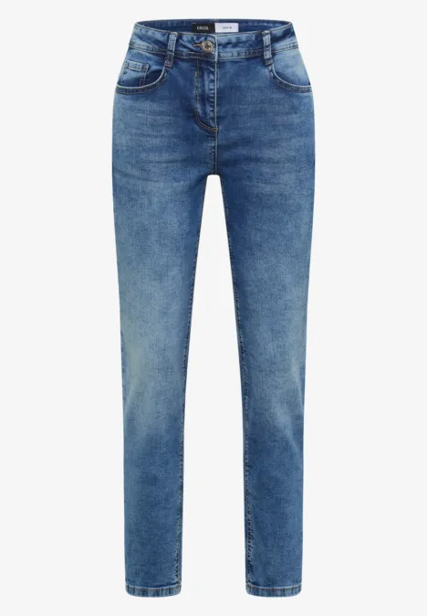 Ein Paar klassische, taillierte blaue Jeans mit schmalem Bein und leichtem Used-Look.