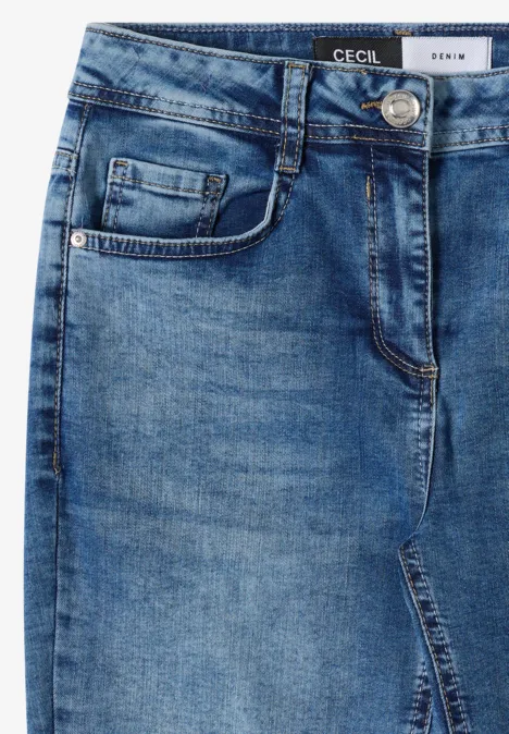 Nahaufnahme einer hellblauen Jeans mit Knopf, Gürtelschlaufen, Münztasche und Nahtdetails.