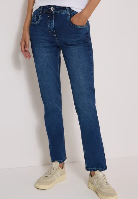 Jeans met High Waist en smalle pijpen in Slim Fit mid blue wash Blauwe straight-fit jeans met middenhoge taille, gecombineerd met sneakers.