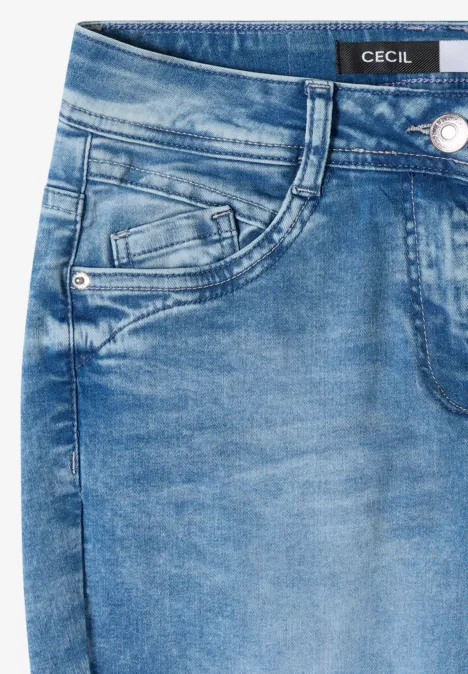 Jean taille moyenne, coupe Slim Leg et style décontracté light blue wash Morceau de jean bleu avec poche avant, petite poche à monnaie, coutures apparentes et étiquette 'CECIL'.