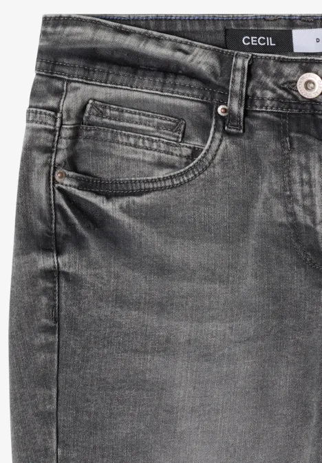 Jeans met Mid Waist-taille en Slim Leg-pijpen in casual pasvorm light grey wash Close-up van een grijze spijkerbroek met zichtbaar logo, voorzak en metalen knoop.