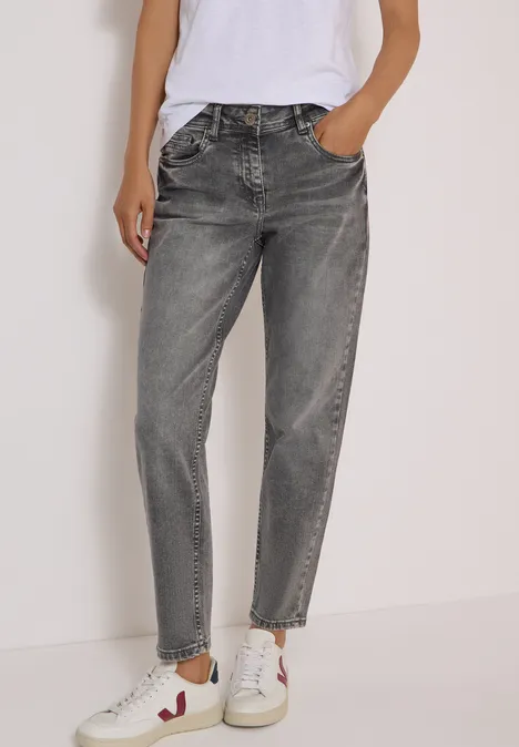 Jeans met Mid Waist-taille en Slim Leg-pijpen in casual pasvorm light grey wash Persoon in grijze jeans en witte sneakers, casual outfit.