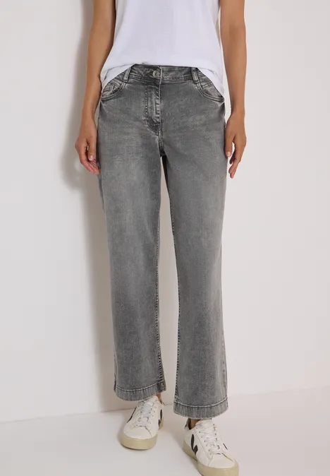 Jeans met High Waist en Wide Leg pijpen in een Loose Fit pasvorm light grey wash Een persoon draagt grijze rechte jeans, een wit T-shirt en witte sneakers.