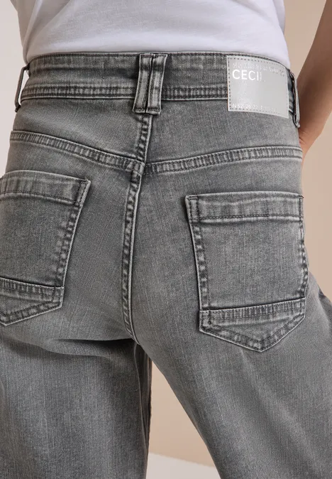 Jeans met High Waist en Wide Leg pijpen in een Loose Fit pasvorm light grey wash Persoon van achteren in lichtgrijze jeans met achterzakken en wit T-shirt.