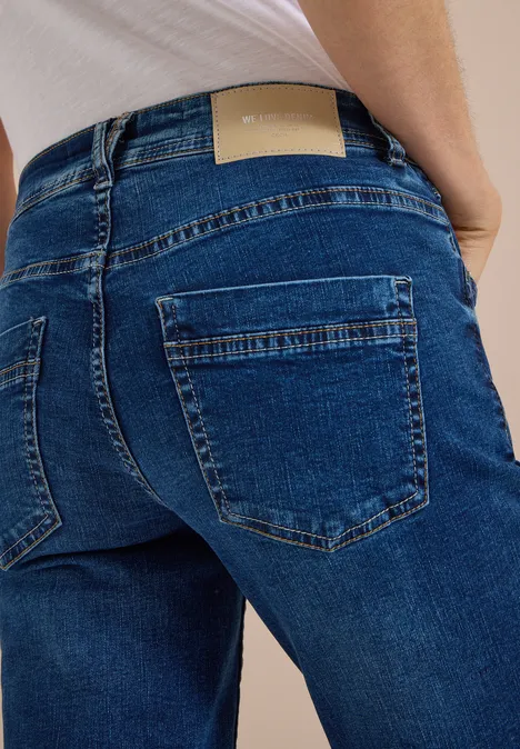 Blaue Jeans mit zwei Gesäßtaschen und hellem Lederetikett am Bund
