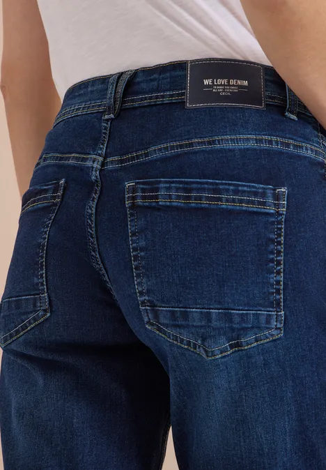 Rückenansicht einer dunkelblauen Jeanshose mit aufgesetzten Gesäßtaschen