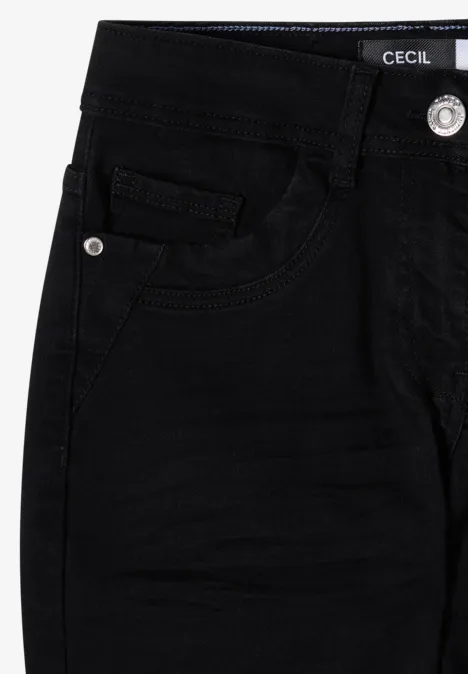 Schwarze Jeans mit fünf Taschen, silbernen Nieten und sichtbarem Markenlabel an der Taille.