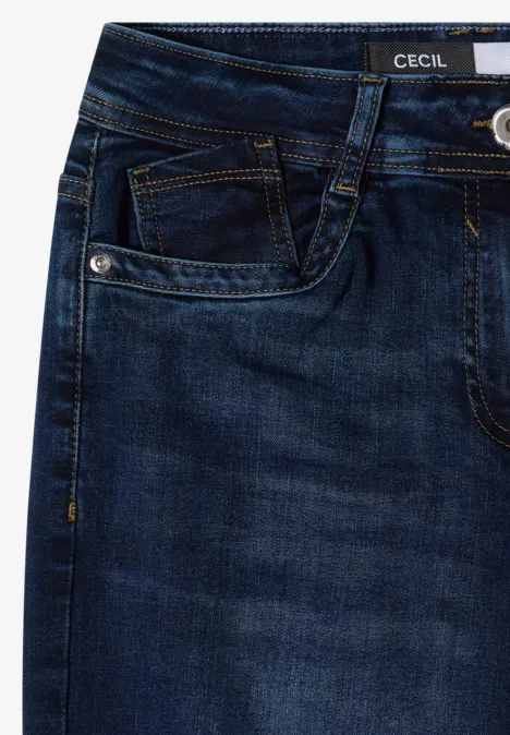 Dunkelblaue Jeans mit sichtbarer Tasche, Nahtdetails und Markenlabel CECIL am Bund.