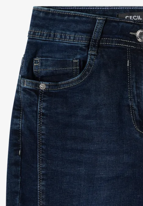 Gros plan d'un jean bleu foncé avec poche et bouton en métal.