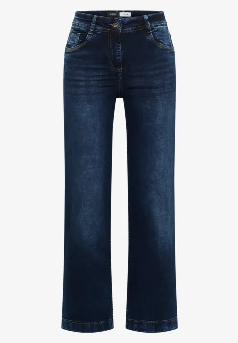 Dunkelblaue Jeans mit weitem Bein und klassischen Taschen.