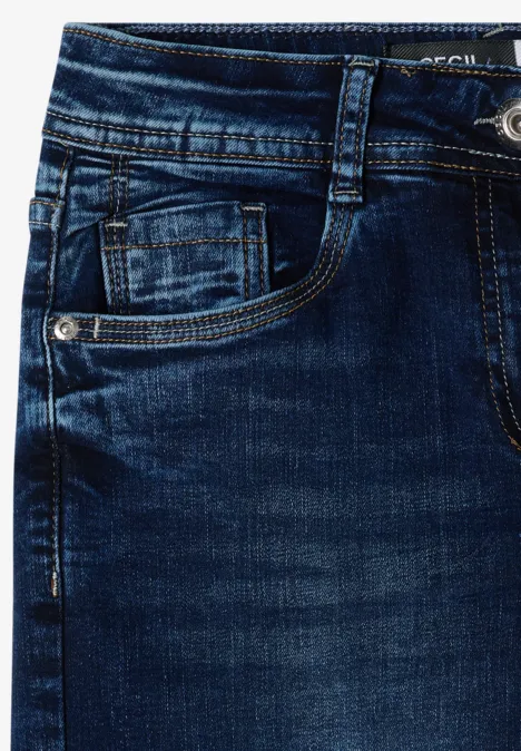 Nahaufnahme einer dunkelblauen Jeans mit Taschen und sichtbaren Nähten.