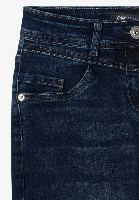 Detailaufnahme einer dunkelblauen Jeans mit Gürtelbund und Fronttaschen.