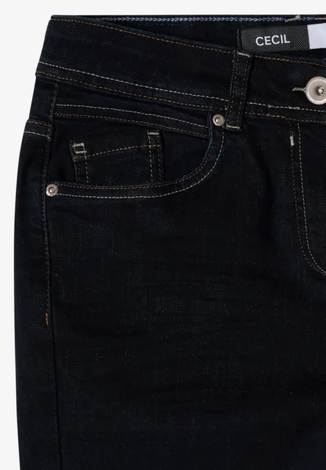 Dunkelblaue Jeans mit sichtbarer Tasche, Gürtelschlaufen und Ziernähten.