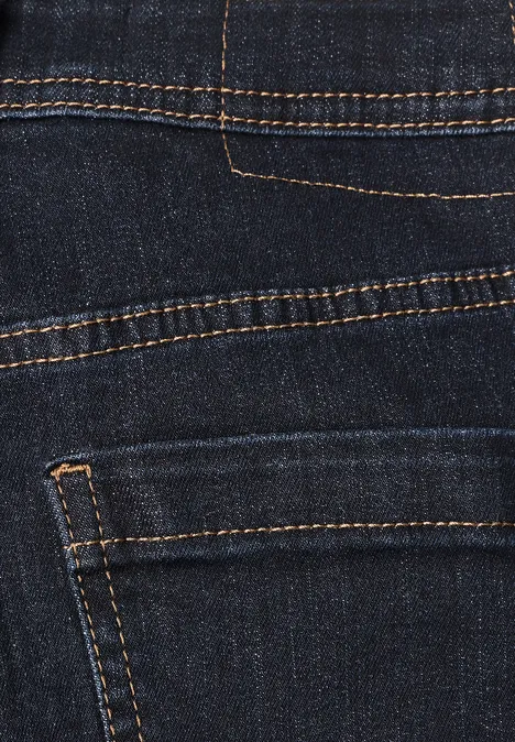 Nahaufnahme einer dunklen Jeanshose mit orangener Naht und rückseitiger Tasche.