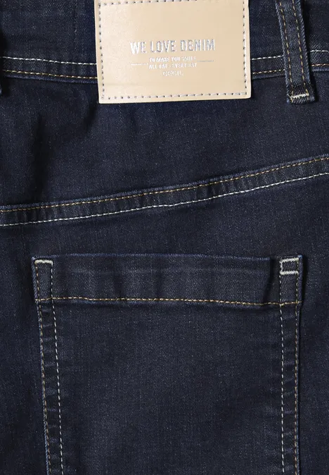 High Waist Bootcut Jeans im Slim Fit rinsed wash Rückansicht einer dunklen Jeans mit Gesäßtasche und Lederetikett 'WE LOVE DENIM'.